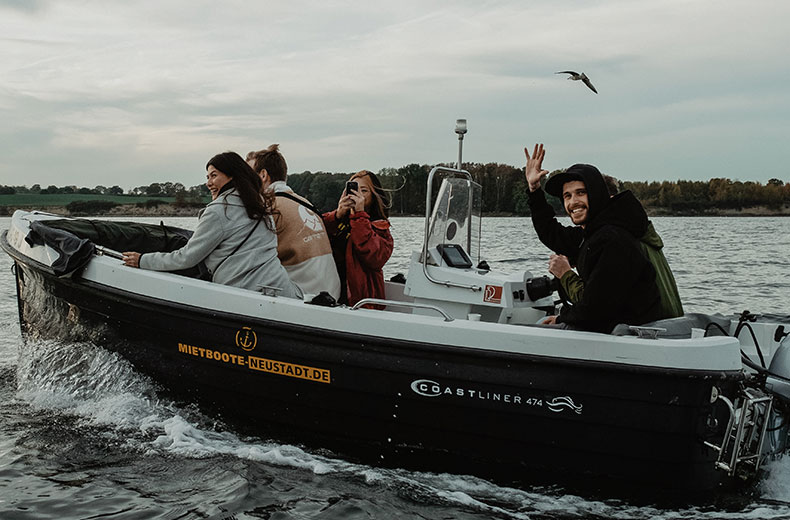 Podstars Team beim Boot fahren